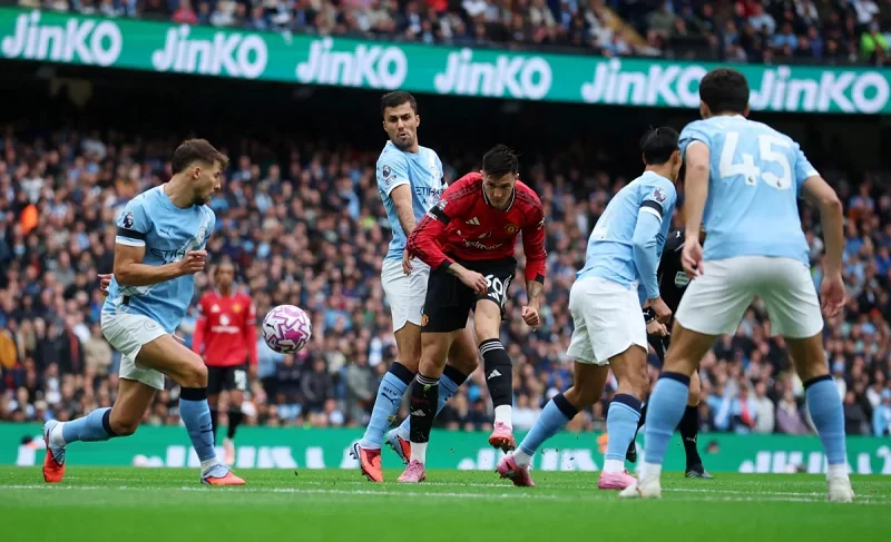 Phong độ Arsenal vs Man City đối lập nhau